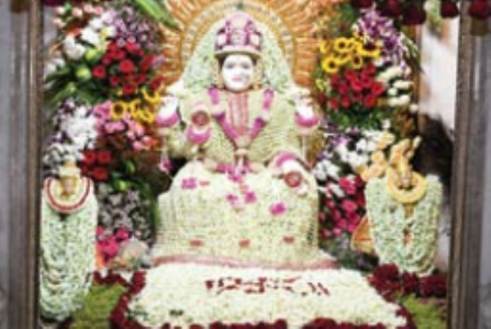 25 लाख माेगरा और सुगंधित फूलाें से सजाया गया श्री महालक्ष्मी मंदिर